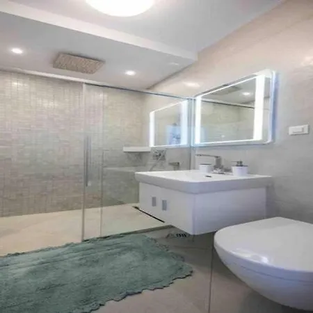 펜션 Two Bedroom With Swimming Pool Pobrezje
