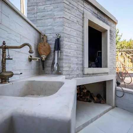 Two Bedroom With Swimming Pool Holiday home Pobrezje
