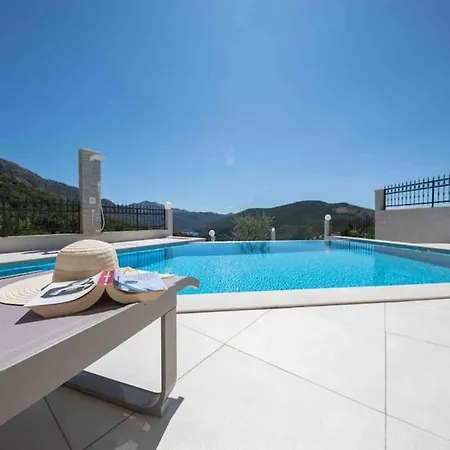 Two Bedroom With Swimming Pool 펜션