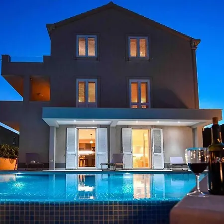 Two Bedroom With Swimming Pool 펜션