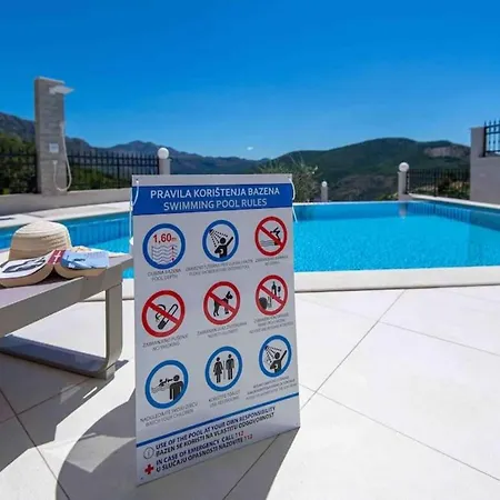 펜션 Two Bedroom With Swimming Pool Pobrezje