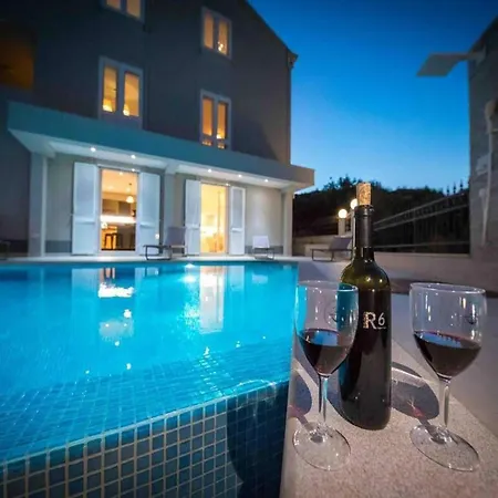 펜션 Two Bedroom With Swimming Pool Pobrezje